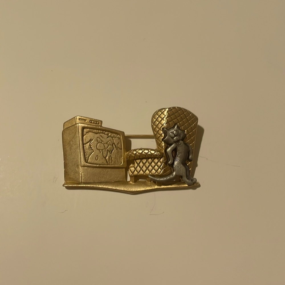 Signed A.J.C Cat Hiding Behind Chair from Dog on TV Brooch (Pewter & Gold Tone)